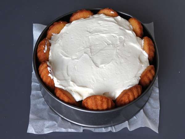 Шарлотка из красных фруктов с мадленками - Подготовка этап 8