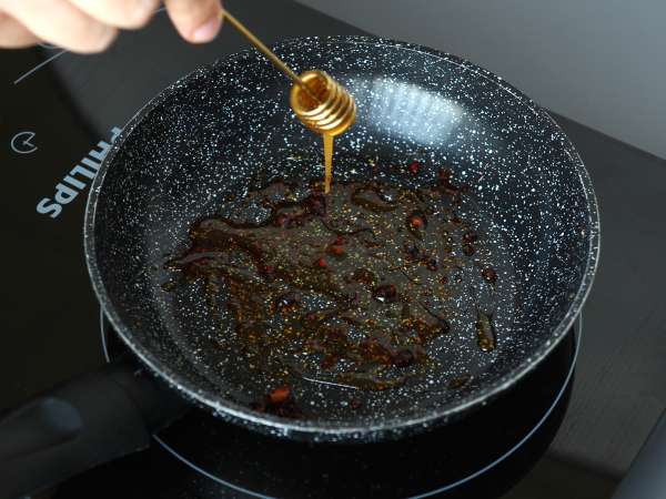 Жареные яйца с медом и моцареллой, сладкий, соленый и острый экспресс-завтрак! - Подготовка этап 1