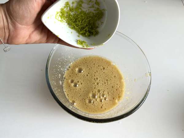 Ультравлажный пирог с фисташками, лаймом и кабачками - Подготовка этап 4