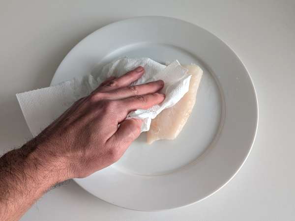 Треска, жаренная на воздухе с помидорами черри, оливками и лимоном: легкий и быстрый рецепт - Подготовка этап 1