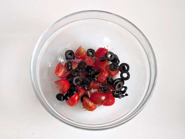 Треска, жаренная на воздухе с помидорами черри, оливками и лимоном: легкий и быстрый рецепт - Подготовка этап 2