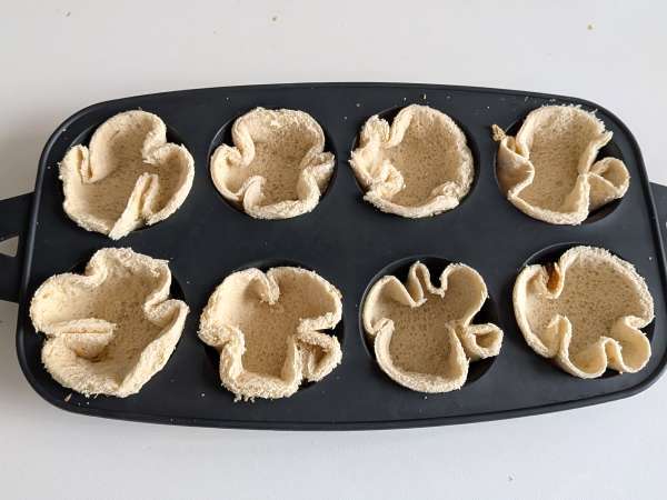 Хлебные корзинки с моцареллой, помидорами черри и маслинами - Подготовка этап 4