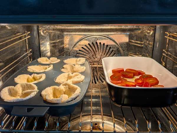 Хлебные корзинки с моцареллой, помидорами черри и маслинами - Подготовка этап 5