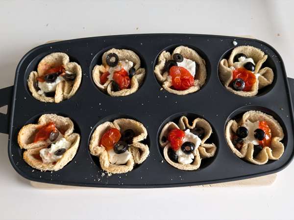 Хлебные корзинки с моцареллой, помидорами черри и маслинами - Подготовка этап 6