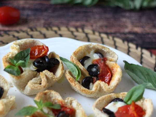 Хлебные корзинки с моцареллой, помидорами черри и маслинами - Подготовка этап 7