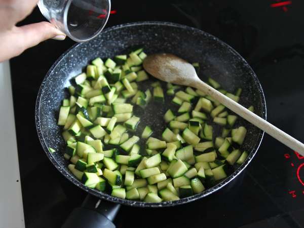 Салат из макарон орзо с лососем и кабачками - Подготовка этап 5