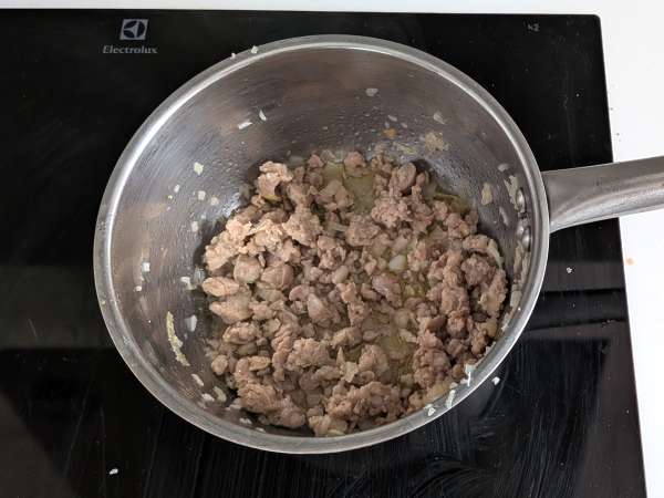 Запеченный тимбалло из ригатони с колбасой, соусом бешамель и моцареллой - Подготовка этап 1