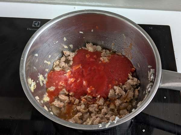 Запеченный тимбалло из ригатони с колбасой, соусом бешамель и моцареллой - Подготовка этап 2