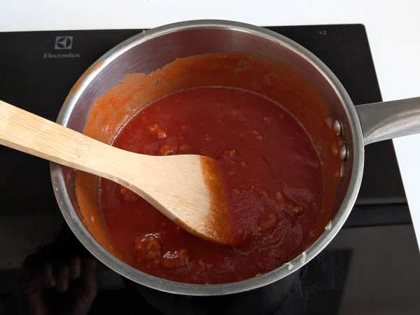 Запеченный тимбалло из ригатони с колбасой, соусом бешамель и моцареллой - Подготовка этап 3
