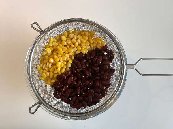 Протеиновый салат из киноа с красной фасолью и кукурузой - Подготовка этап 3