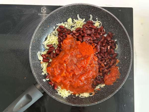 Красная фасоль, тушеная с помидорами и запеченной фетой - Подготовка этап 2