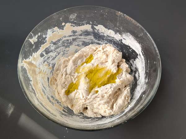 Высокая и мягкая фокачча с помидорами черри, оливками и орегано - Подготовка этап 3