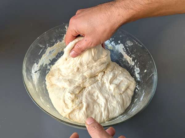 Высокая и мягкая фокачча с помидорами черри, оливками и орегано - Подготовка этап 7