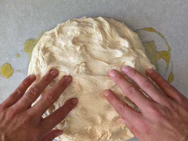 Высокая и мягкая фокачча с помидорами черри, оливками и орегано - Подготовка этап 8