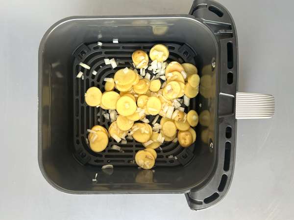Коллин, приготовленный в фритюрнице Air Fryer, с соусом из белого вина, картофелем и овощами - Подготовка этап 2