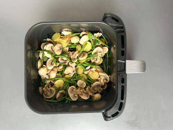 Коллин, приготовленный в фритюрнице Air Fryer, с соусом из белого вина, картофелем и овощами - Подготовка этап 4