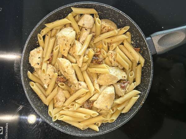 Marry Me Chicken Pasta: паста со сливочным соусом, курицей, вялеными помидорами и пармезаном - Подготовка этап 10
