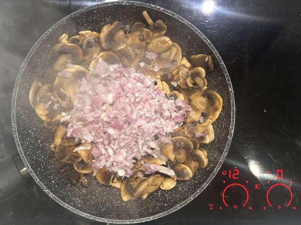 Киш без теста с шампиньонами, беконом и зернёным творогом - Подготовка этап 3