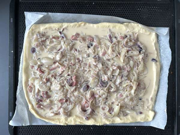 Zwiebelkuchen: немецкий пирог с нежным луком и кусочками бекона - Подготовка этап 9