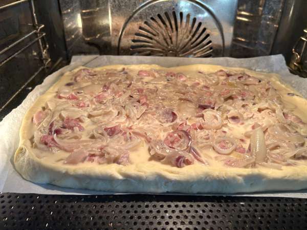 Zwiebelkuchen: немецкий пирог с нежным луком и кусочками бекона - Подготовка этап 10