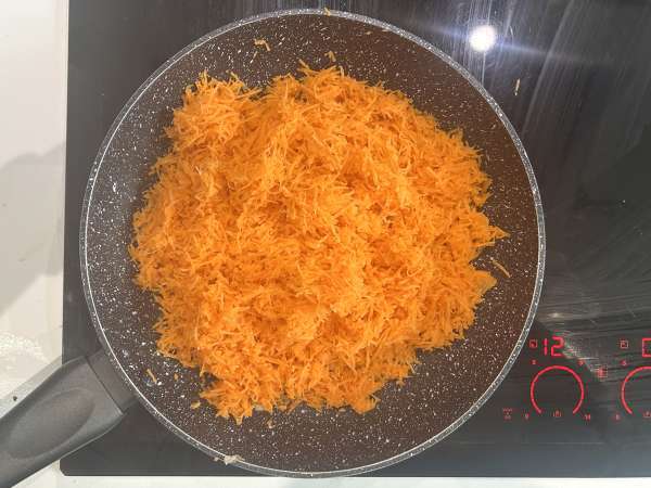 Киш без теста с тунцом, морковью и творогом: простой и богатый белком - Подготовка этап 1