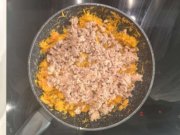 Киш без теста с тунцом, морковью и творогом: простой и богатый белком - Подготовка этап 3