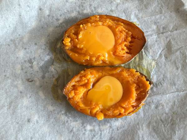 Запечённый батат с яйцом, фетой, мёдом и орехами - Подготовка этап 3