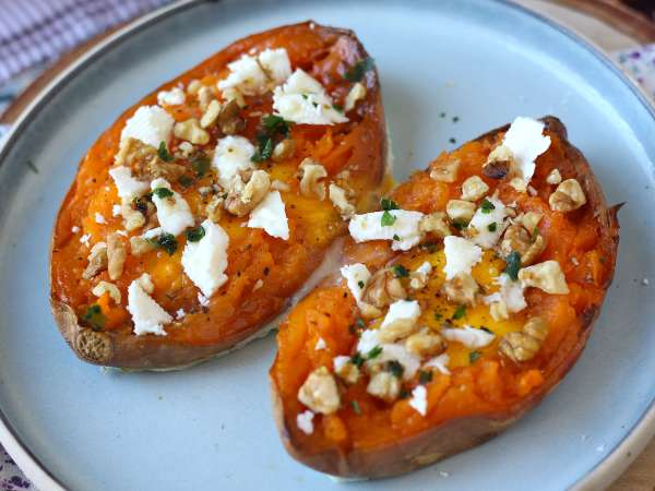 Запечённый батат с яйцом, фетой, мёдом и орехами - Подготовка этап 5