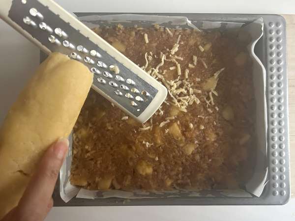Шарлотка: польский яблочный пирог с хрустящей посыпкой - Подготовка этап 11