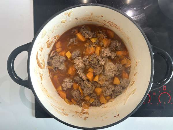 Тыква с мясным фаршем в одной кастрюле: нежное и согревающее блюдо - Подготовка этап 4