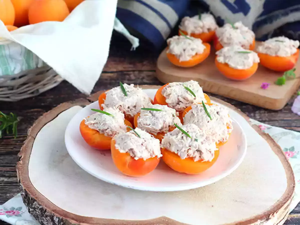 Абрикосы, фаршированные тунцом и розмарином