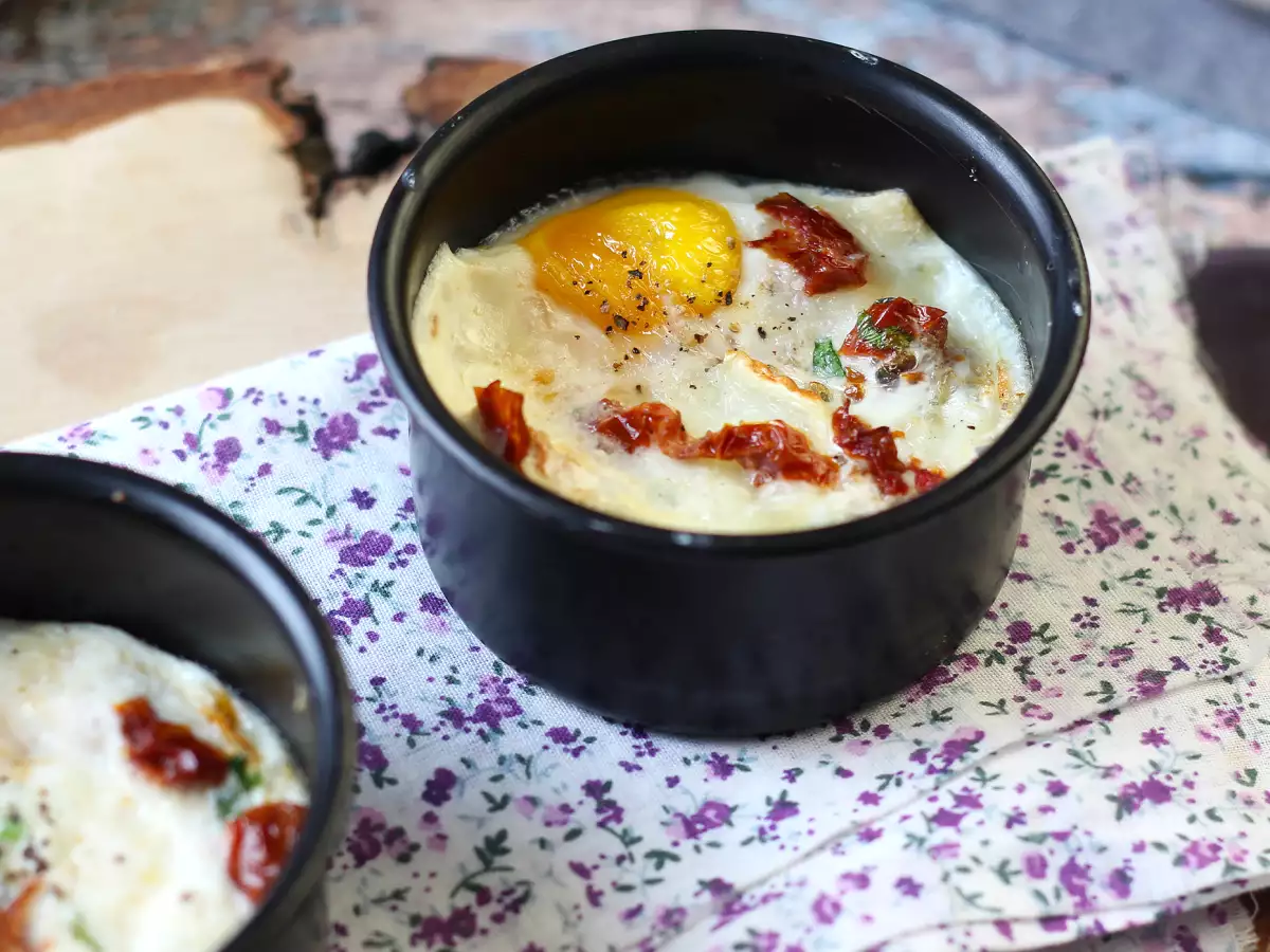 Яйца кокот с козьим сыром и вялеными помидорами в аэрогриле - фото 2