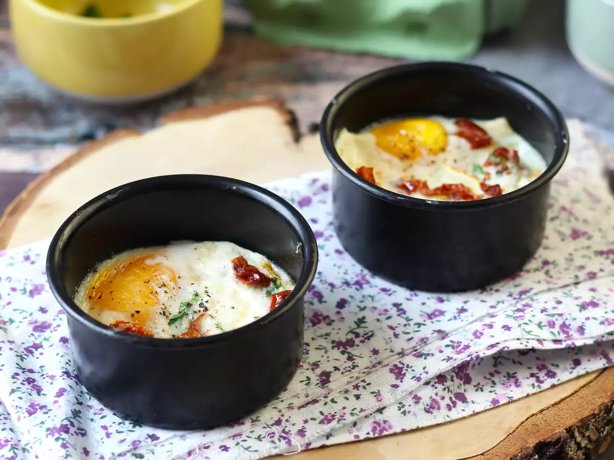 Яйца кокот с козьим сыром и вялеными помидорами в аэрогриле - фото 3