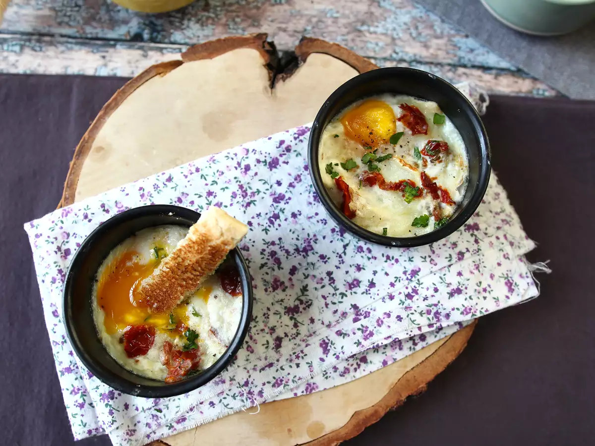 Яйца кокот с козьим сыром и вялеными помидорами в аэрогриле - фото 5