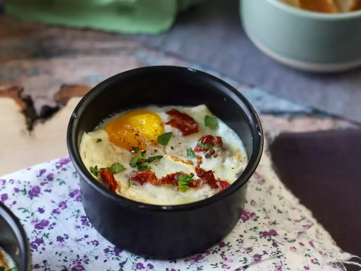 Яйца кокот с козьим сыром и вялеными помидорами в аэрогриле - фото 6