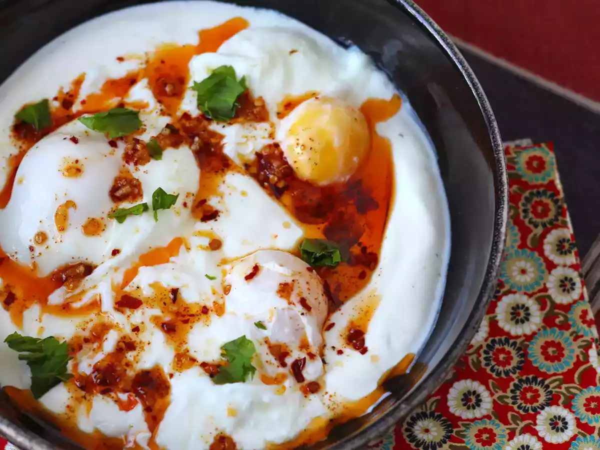 Яйца по-турецки на йогуртовой основе с пряным маслом - çilbir - фото 2