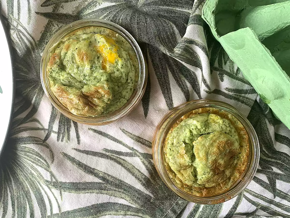 Яйца в кокотницах с песто