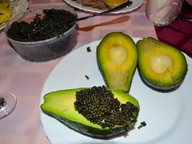 Авокадо с черной икрой