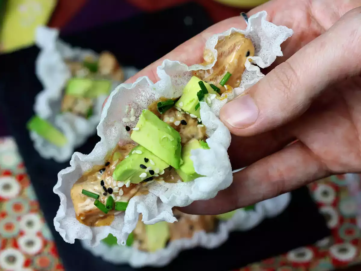 Азиатские тако: тартар из лосося в рисовых чипсах - фото 2