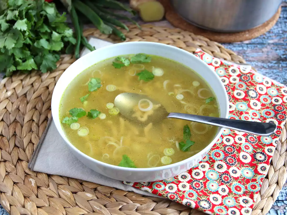 Азиатский куриный суп, очень ароматный и уютный