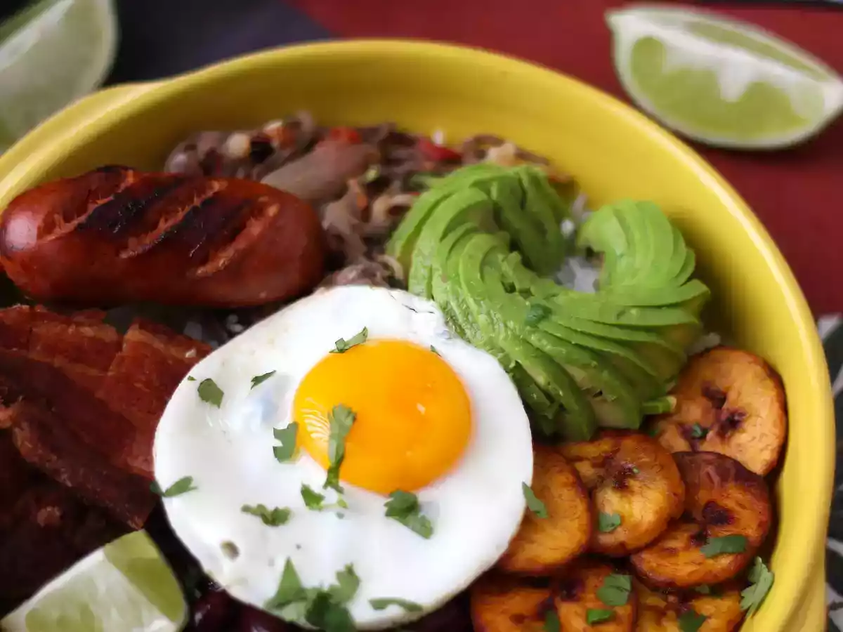 Bandeja Paisa, колумбийское блюдо, полное вкуса и традиций - фото 2