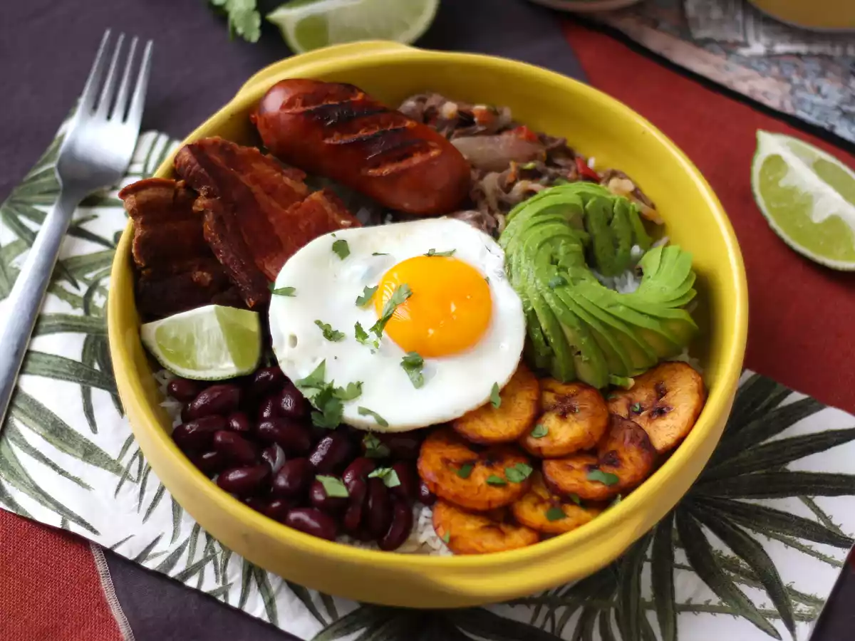 Bandeja Paisa, колумбийское блюдо, полное вкуса и традиций - фото 3