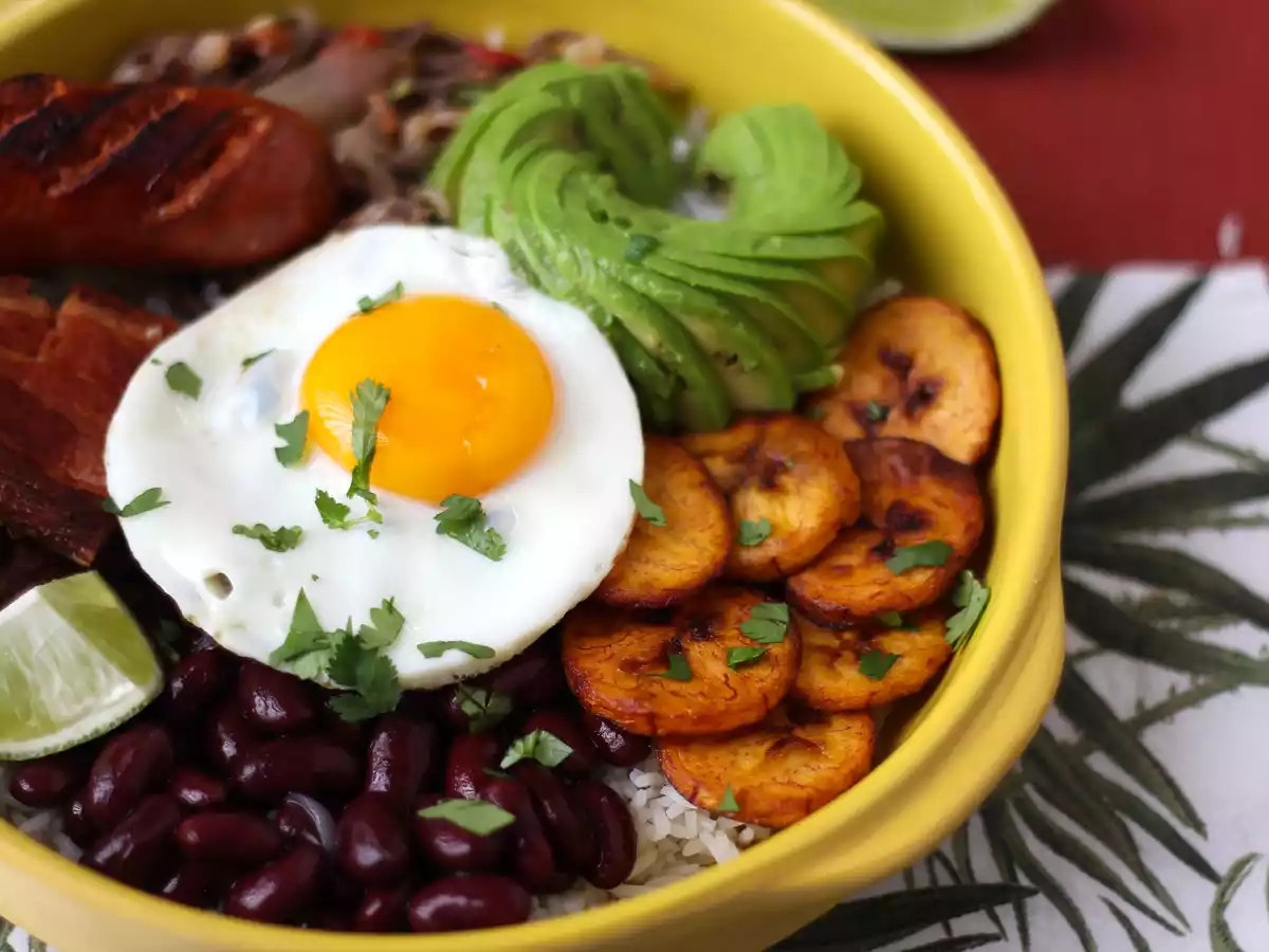 Bandeja Paisa, колумбийское блюдо, полное вкуса и традиций - фото 5