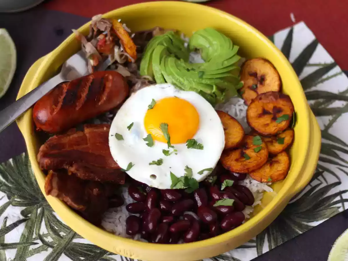 Bandeja Paisa, колумбийское блюдо, полное вкуса и традиций - фото 6