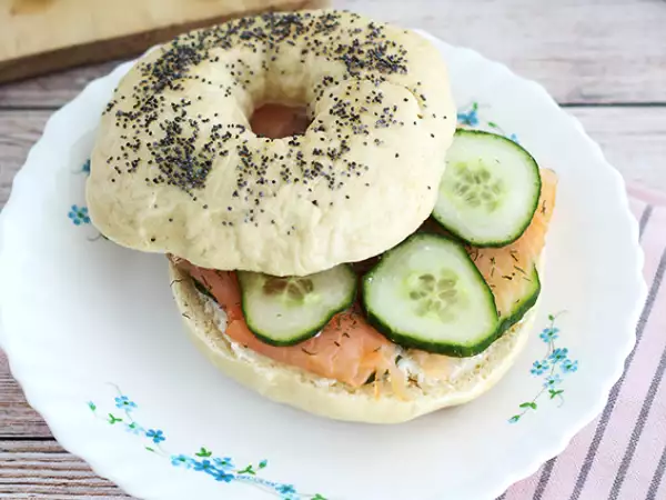 Рецепт Бейгл с лососем, огурцом и сливочным сыром