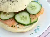 Бейгл с лососем, огурцом и сливочным сыром, фото 1