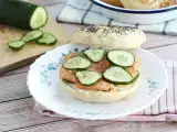 Бейгл с лососем, огурцом и сливочным сыром, фото 2