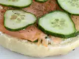 Бейгл с лососем, огурцом и сливочным сыром, фото 3
