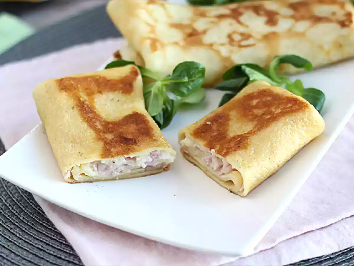 Блинчики с соусом бешамель, сыром и ветчиной
