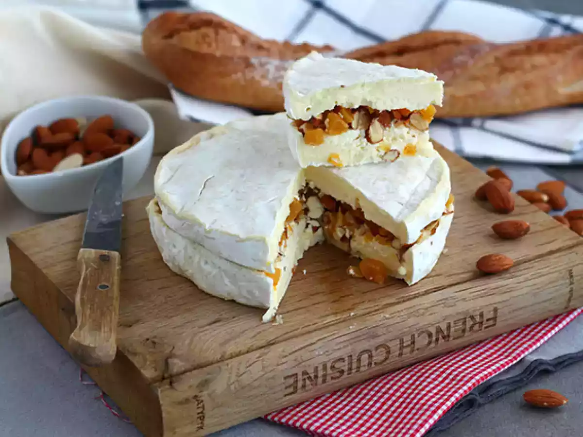 Бри с абрикосовой и миндальной начинкой